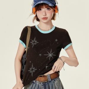 American Retro Brown Round Neck Short Sleeve T-Shirt for Women - Rhinestone Slim Fit Summer Top, 90s Inspired Fashion