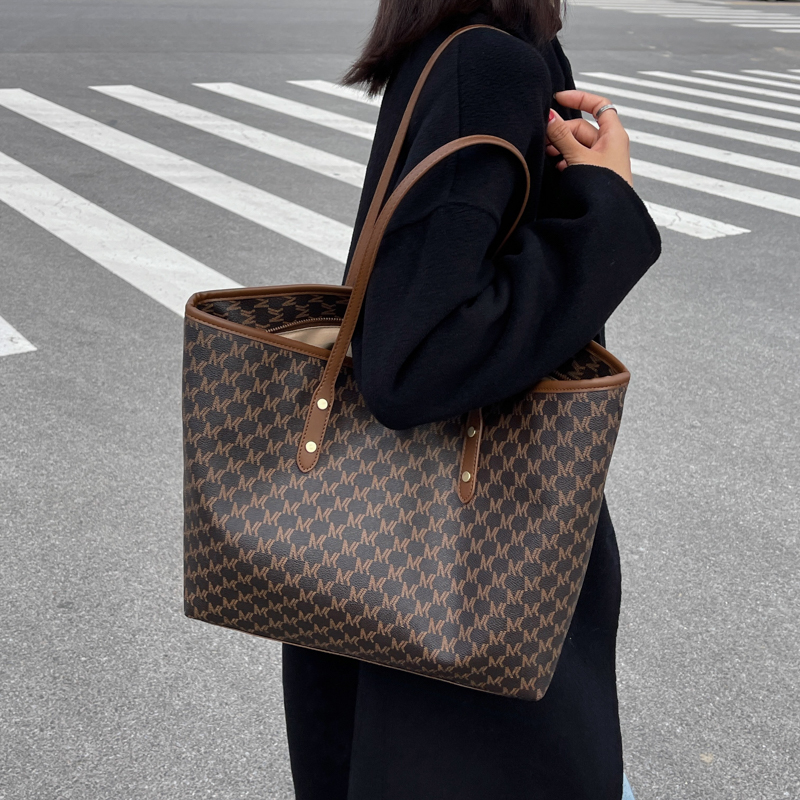 High-End Classic Tote Bag for Women - Light Luxury Commuting Handbag, Large Capacity Versatile Shoulder Bag