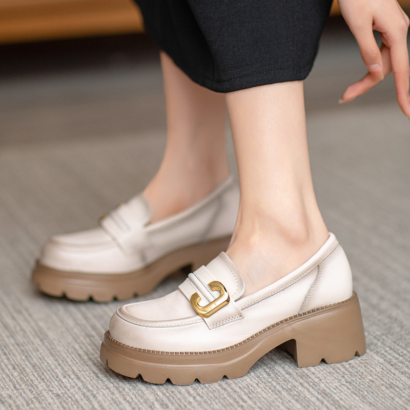 Italian-Style Soft-Soled Shoes with Metal Details – Comfortable Leather Footwear for All-Day Wear
