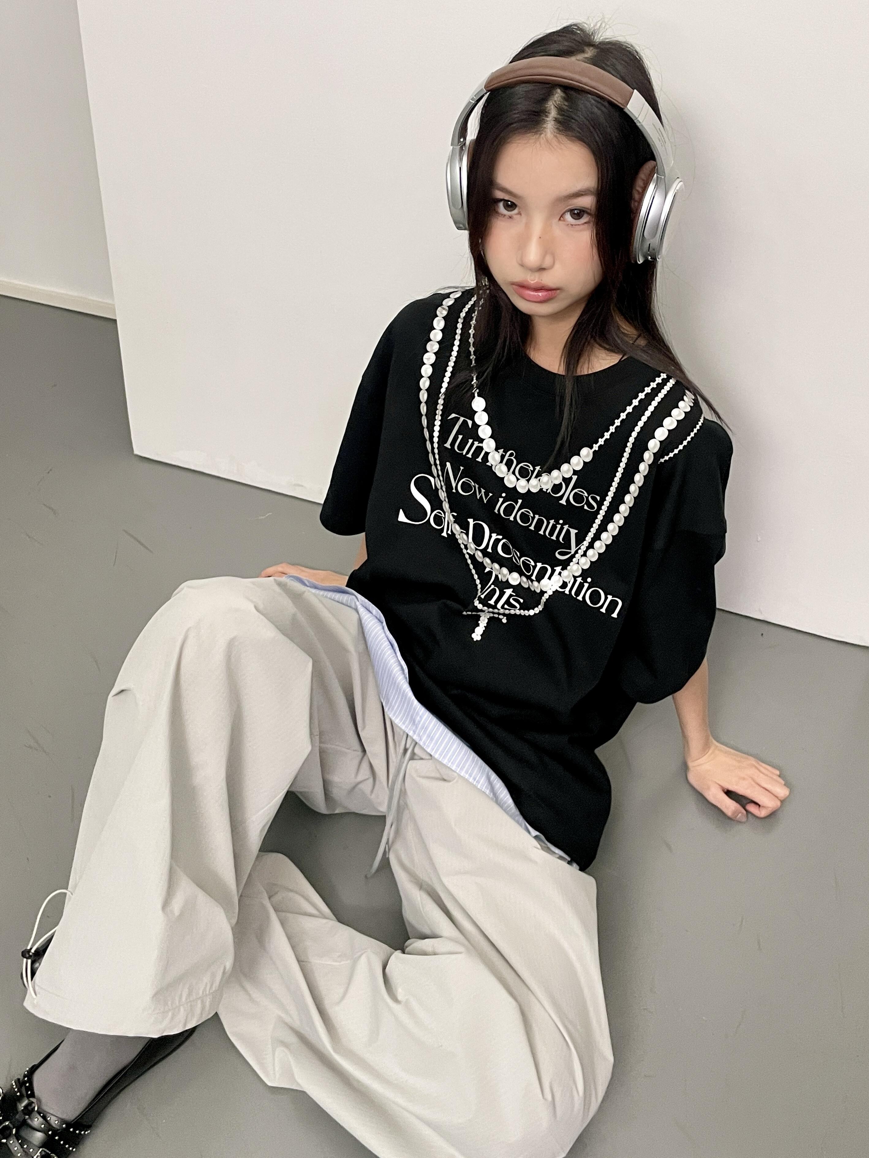 Korean Style Casual Unisex T-Shirt with Slogan Print and Pearl Necklace Design, Loose Fit Pure Cotton for Comfortable Everyday Wear