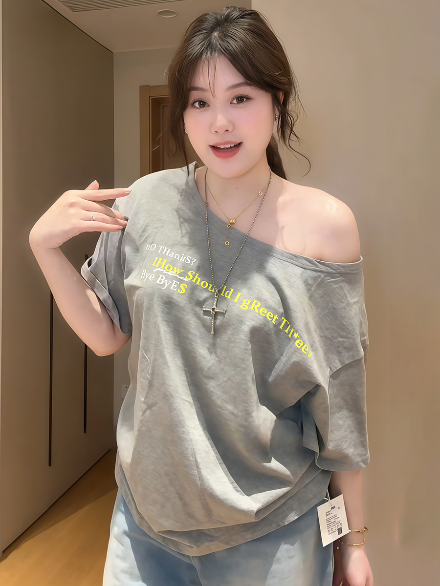 Plus-Size Women's Vintage Off-Shoulder Short Sleeve T-Shirt, Loose-Fitting Summer Top for Curvy Figures, Chic and Slimming Style