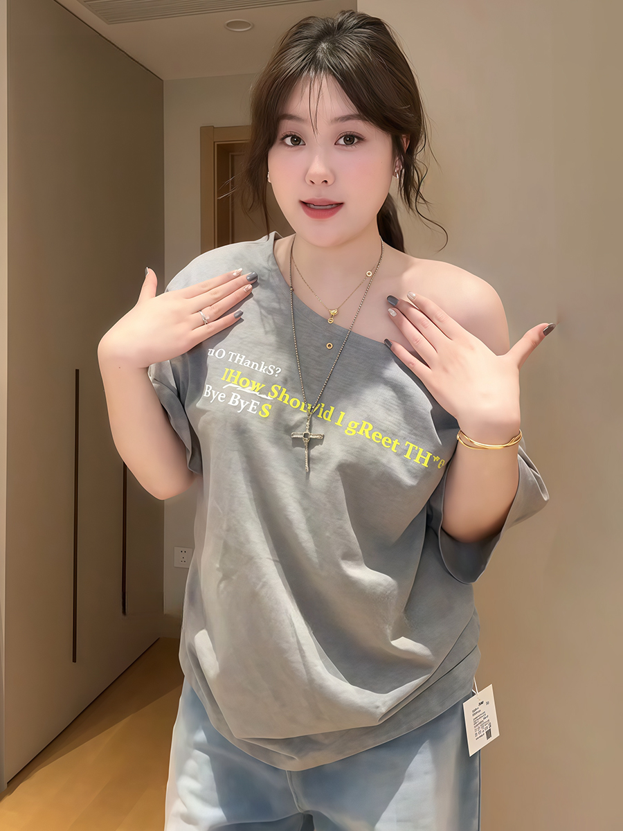 Plus-Size Women's Vintage Off-Shoulder Short Sleeve T-Shirt, Loose-Fitting Summer Top for Curvy Figures, Chic and Slimming Style