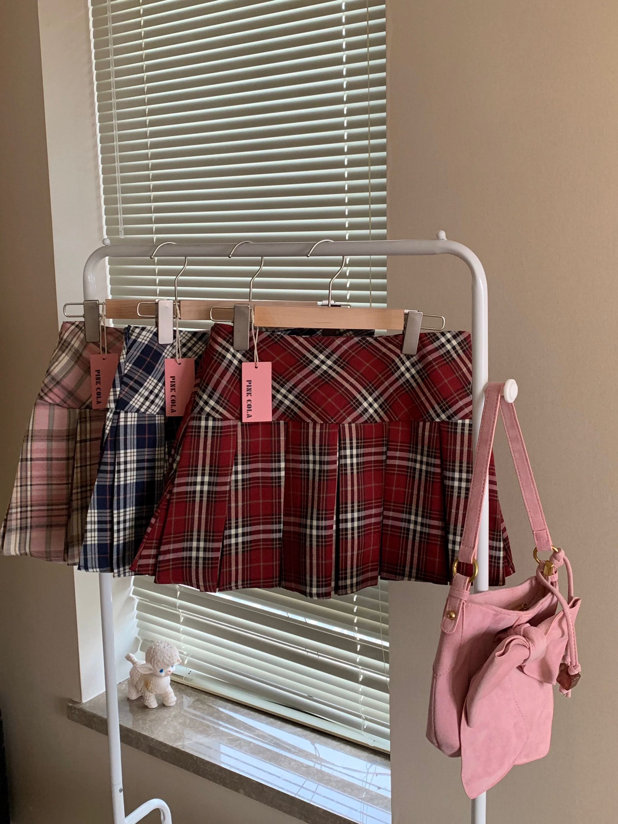 Plus Size Yellow Checkered Pleated Skirt for Women, High-Waisted A-Line Design, Summer College Style, Short Skirt for Petite Fashion