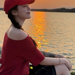 Red One-Shoulder Short Sleeve Women's Summer Letter Print Casual T-Shirt - Stylish Slanted Shoulder Top for Hot Girl Vibes