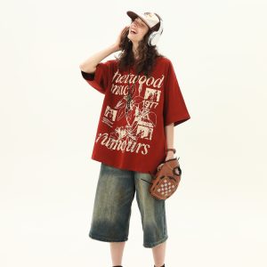 Red Short-Sleeve T-Shirt for Women with Retro Letter Print, Loose Fit College Style, Casual 90s Inspired Top