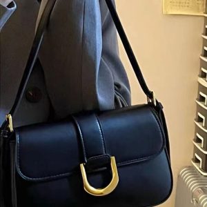 Textured Women's Vintage Baguette Bag with Horseshoe Buckle - Versatile Shoulder and Crossbody Style for 2023 Fashion Trends