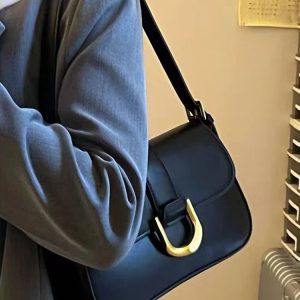 Textured Women's Vintage Baguette Bag with Horseshoe Buckle - Versatile Shoulder and Crossbody Style for 2023 Fashion Trends