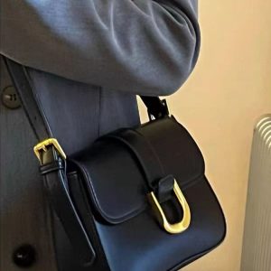 Textured Women's Vintage Baguette Bag with Horseshoe Buckle - Versatile Shoulder and Crossbody Style for 2023 Fashion Trends