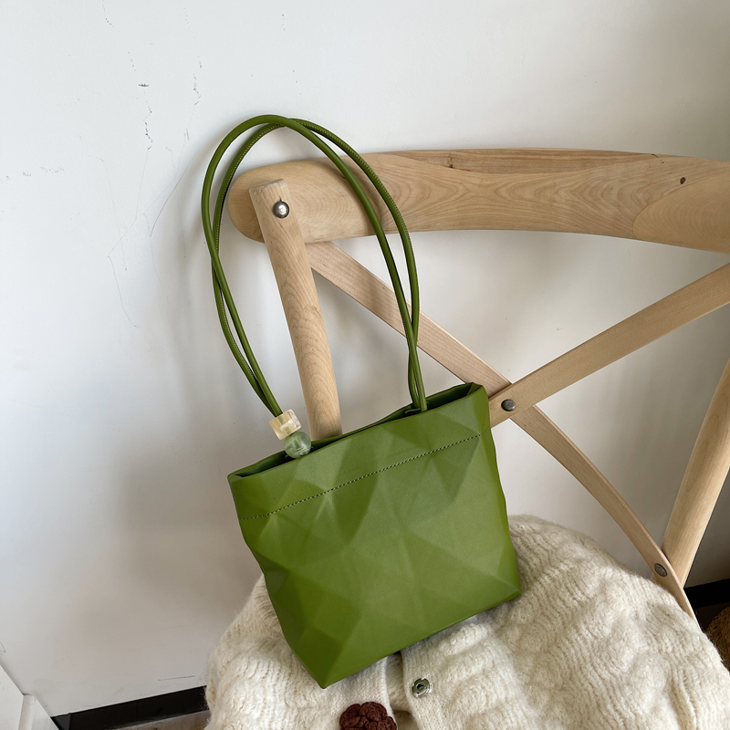 Trendy Minimalist Beaded Tote Bag for Women - Versatile Shoulder and Underarm Bag for Autumn/Winter 2023
