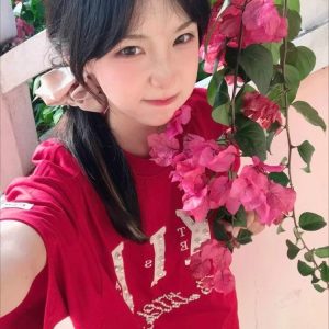 Trendy Red Short-Sleeve T-Shirt for Women with Beaded Letter Embroidery, Summer Fashion Top, American Style, Unique Design